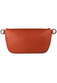 Leren pouch in levendig oranje, met een iets gebogen vorm. Gevamde oppervlakte met zilveren hardwareringen aan beide uiteinden. Gesloten ontwerp.