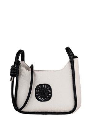 Pequeño bolso de mano en material texturizado blanco roto con ribete y correa negra. Presenta un parche negro redondo con texto en relieve.