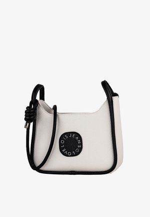 Pequeño bolso de mano en material texturizado blanco roto con ribete y correa negra. Presenta un parche negro redondo con texto en relieve.