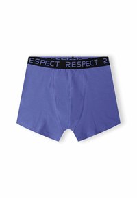 Fioletowe bawełniane bokserki z czarnym elastycznym pasem, na którym widnieje słowo "RESPEKT" w wyraźnych literach. Gładka faktura i dopasowany krój.