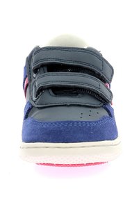 Baskets bleu marine en matériaux en daim et en cuir, avec deux sangles Velcro, des accents roses et une semelle en caoutchouc blanc texturé.