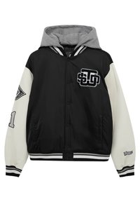 Czarna i biała kurtka varsity z szarym kapturem, zapięcie na zatrzaski, dwie kieszenie, haftowane logo oraz paski na mankietach i u dołu. Gładka tekstura.