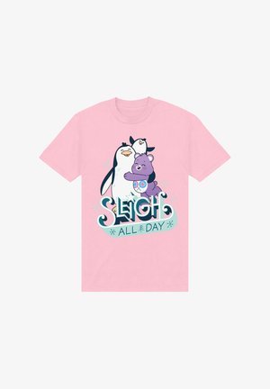 Lyserød T-shirt med korte ærmer, der har tegneseriepingviner og en bjørn, med teksten "SLEIGH ALL DAY" i stiliseret skrifttype.