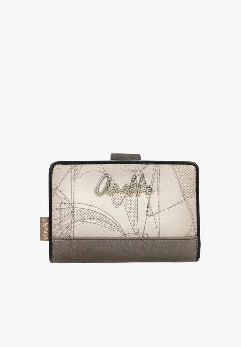 Cartera con parte delantera de patrón abstracto en tonos gris y beige, logotipo metálico "Anekke", borde negro y etiqueta de tela en el lateral.