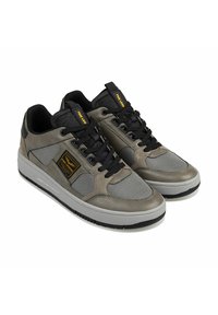 Grijze en zwarte sneakers met suède en mesh details, voorzien van gele accenten, ronde veters en een platte rubberen zool.