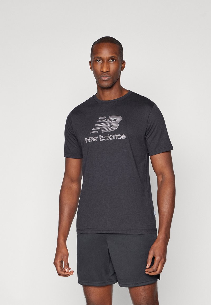 Vyrų juodas medvilnės marškinėliai su apvaliu iškirpimu ir trumpomis rankovėmis, su sidabriniu "New Balance" logotipu per krūtinę.