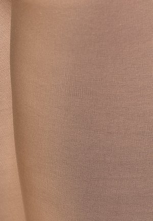 Beige, gestructureerde stof met een gladde oppervlakte; vertoont fijne ribbels en een gelijkmatige kleurdistrubutie, geschikt voor kleding of accessoires.