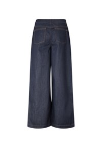 Pantalones de mezclilla oscuros de pierna ancha con costuras naranjas en contraste, que cuentan con dos bolsillos traseros y una textura suave.