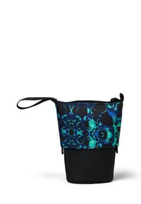 Kleine, mit Reißverschluss versehenen Tasche mit einem strukturierten schwarzen Boden und einem blau-grünen gemusterten Oberteil. Enthält einen schwarzen Trageriemen an der Seite für einfaches Tragen.