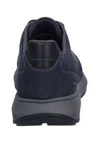 Dunkelblaue Wildleder-Sneaker mit strukturiertem Finish, gepolstertem Kragen und grauer Gummisohle. Verfügt über ein minimalistisches Design mit dezenten Nähten.