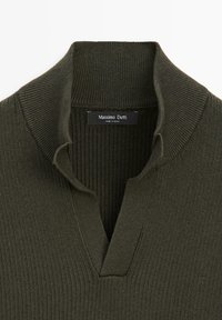 Maglione a coste verde oliva scuro con un colletto corto in piedi e una piccola tacca a forma di V sullo scollo.