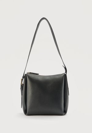 Melna ādas rokassoma ar taisnstūrveida formu, vienu plecu siksnu un zelta rāvējslēdzēja detaļu augšpusē uz baltas fona.