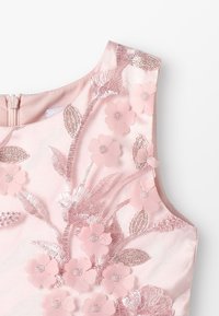 Světle růžové šaty s květinovou výšivkou s texturovanými okvětními lístky a třpytivými detaily, kulatým výstřihem a zapínáním na zip na zádech.