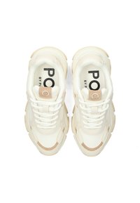 Zapatillas blancas con detalles beige, malla texturizada, puntera redondeada, suela acolchada y diseño con cordones. Marca visible en la plantilla.