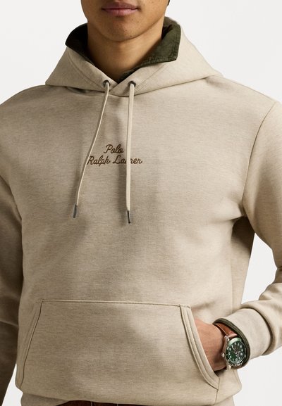 Μπεζ φούτερ με ρυθμιζόμενους κορδόνες, καγκουρό τσέπη και κεντημένο "Polo Ralph Lauren." Διαθέτει πράσινη λαιμόκοψη και μαλακή υφή.