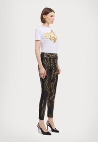 Versace Jeans Couture - CHAIN COUTURE - Leggings - black/gold Imagen en miniatura 1