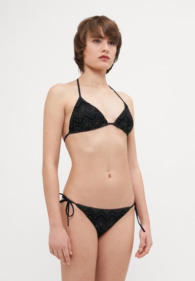 Μαύρο μπικίνι με μοτίβο ζιγκ ζαγκ, με τριγωνικό τοπ και ρυθμ�ιζόμενες ίσιες πλευρές στο κάτω μέρος. Λείο υλικό με ελαφριά λάμψη.
