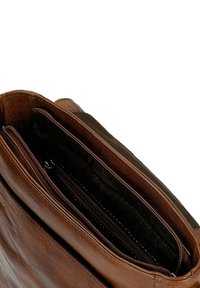 Borsa in pelle marrone con una finitura testurizzata, dotata di molteplici scomparti con zip e un interno in tessuto scuro. La vista dall'alto mostra il layout interno.