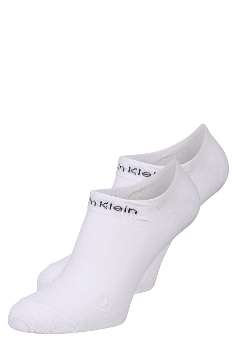 Biele členkové ponožky vyrobené z mäkkého zmesového bavlneného materiálu, s čiernym logom "Calvin Klein" na leme a hladkým, bezšvovým dizajnom.