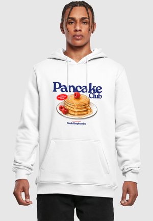 Hvid hoodie med grafik af pandekager toppet med hindbær, "Pancake Club" tekst i blå og røde accenter. Frontlommen er i kangaroo stil.