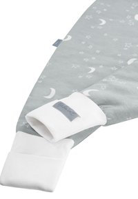 Baumwollbabydecke in Hellgrau mit weißen Stern- und Mondmustern. Verfügt über weiße randabgesetzte Kanten und ein graues Etikett mit Branding. Glatte Textur.