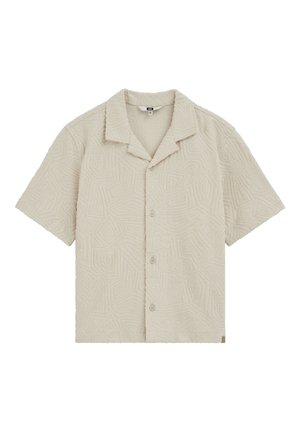Bež košulja kratkih rukava s dugmadima, teksturiranim geometrijskim uzorkom i kamp ovratnikom, položena ravno na bijeloj pozadini.