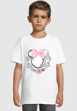 Hvid bomulds t-shirt med et blomstermotiv, en lyserød ternet sløjfe og bjørneører. Korte ærmer, rund hals, afslappet pasform.