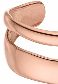 Armband aus roségoldfarbenem Metall mit einer glatten, polierten Oberfläche. Zieht zwei sich überlappende Bänder mit abgerundeten Kanten und einem eleganten, minimalistischen Design an.