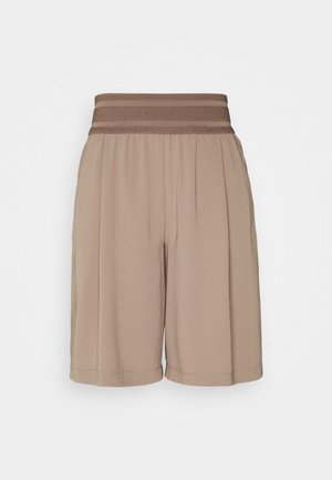 Beige Shorts mit einem strukturierten braunen Bund, der Falten für zusätzliches Volumen aufweist. Hergestellt aus einem leichten, glatten Stoff.