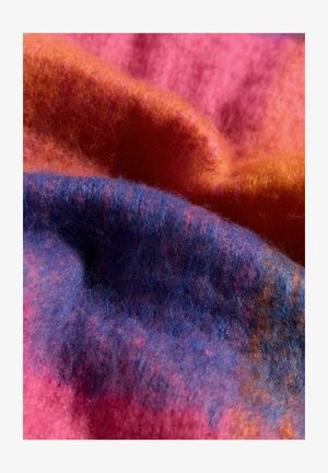 Mehrfarbiger Wollstoff in verschiedenen Rosa-, Orange- und Blautönen mit einer weichen, flauschigen Textur und sanften Farbverläufen.