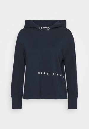 Sweat à capuche bleu marine à manches longues avec œillets argentés sur la capuche à cordon et "MARC O’POLO" imprimé en diagonale en blanc sur le bas avant.