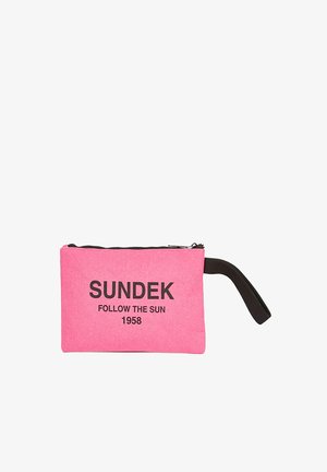 Sacchetto in tessuto rosa con cerniera nera e manico, con la scritta "SUNDEK FOLLOW THE SUN 1958" stampata in caratteri neri in grassetto.
