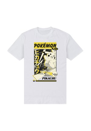 Hvidt bomuldst-shirt med et sort og gult motiv af Pikachu, med teksten "POKÉMON" og "0025", sat mod en dynamisk baggrund.