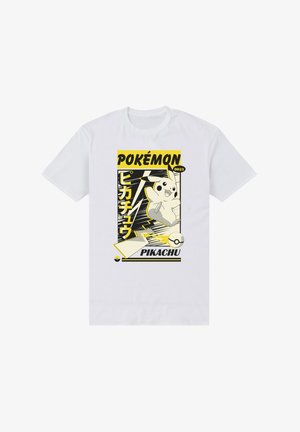 Hvidt bomuldst-shirt med et sort og gult motiv af Pikachu, med teksten "POKÉMON" og "0025", sat mod en dynamisk baggrund.