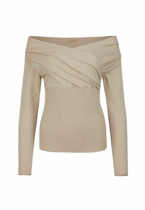 Pull beige à épaules dénudées avec des manches longues, présentant un design texturé drapé sur la poitrine et une partie inférieure côtelée ajustée.