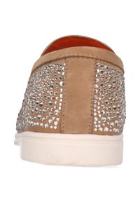 Scarpa slip-on in suede beige con un retro testurizzato, arricchita con strass argentati, dotata di una suola chiara e di un interno in contrasto.
