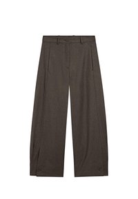 Pantaloni larghi color marrone realizzati in tessuto testurizzato, con una piega frontale, passanti per cintura e decorazioni a bottone all'orlo.
