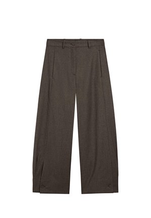 Pantaloni larghi color marrone realizzati in tessuto testurizzato, con una piega frontale, passanti per cintura e decorazioni a bottone all'orlo.