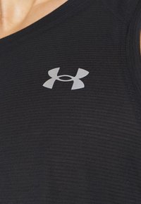 Černý sportovní top bez rukávů vyrobený z texturovaného materiálu s kulatým výstřihem a stříbrným logem Under Armour na hrudi.