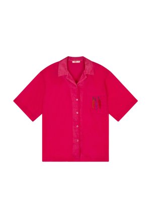 Felroze korte mouwen overhemd met knopen, campkraag en borduursel van drie chilipepers op het linkerborstzakje.