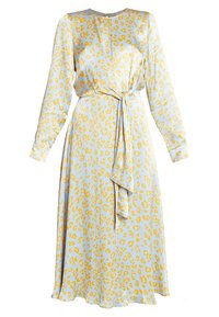 Pitkähihaista mekkoa vaaleansinistä satiinia, jossa on keltainen leopardi-kuvio, vyötäröltä vyötetty ja valuvassa A-linjaisessa siluetissa.