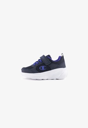 Scarpe sportive per bambini con tomaia in rete blu navy, dettagli viola, cinturino regolabile e suola di gomma bianca. Presenta un colletto imbottito e un logo.