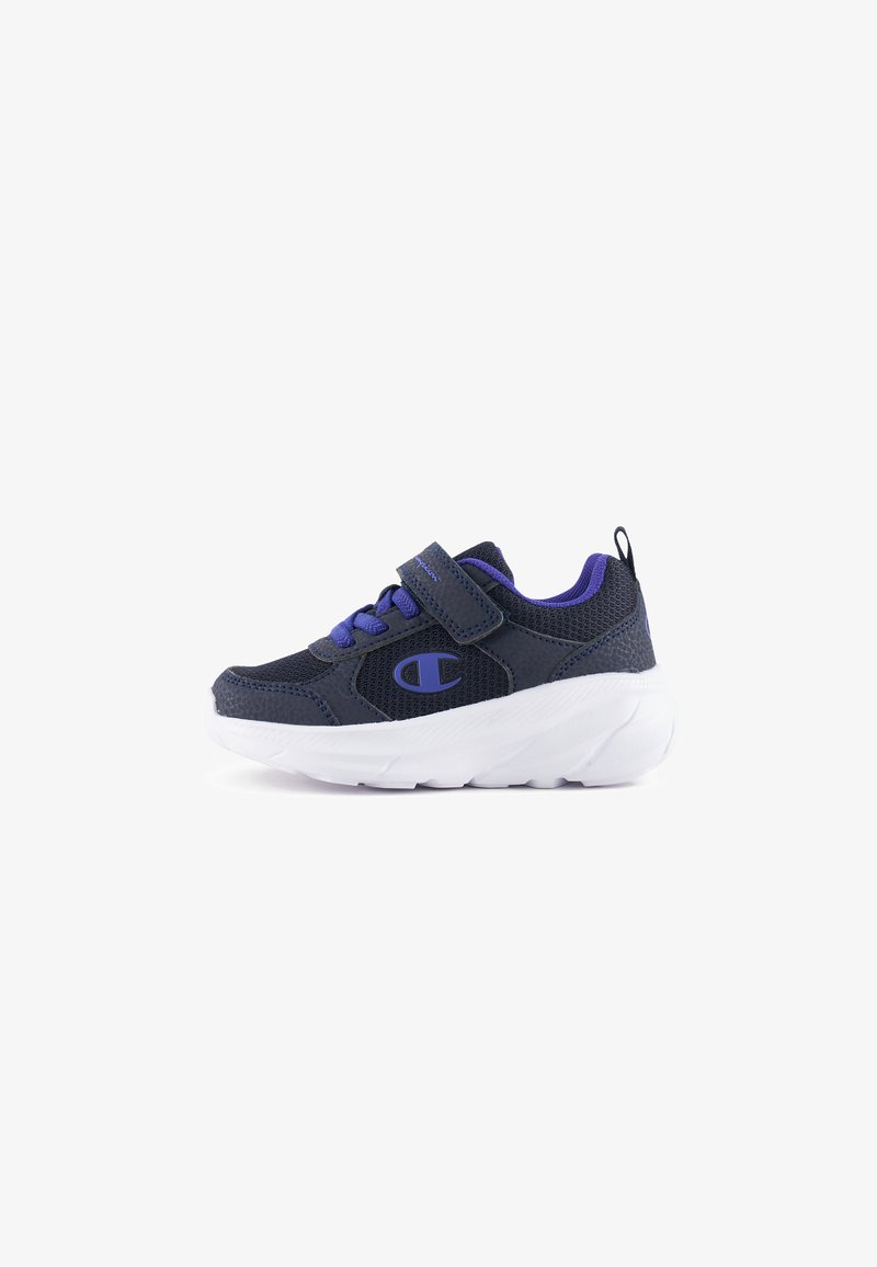 Scarpe sportive per bambini con tomaia in rete blu navy, dettagli viola, cinturino regolabile e suola di gomma bianca. Presenta un colletto imbottito e un logo.