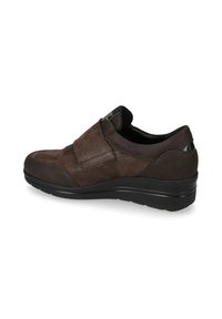 Sneaker da uomo marrone con ampia chiusura in velcro, colletto imbottito, tomaia in pelle testurizzata e suola nera ammortizzata.