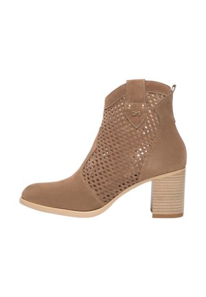 Stivaletto alla caviglia in camoscio color cognac con tacco a blocco, pannelli laterali traforati e linguetta posteriore.