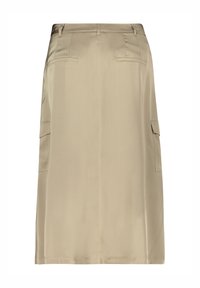 Jupe cargo beige avec une coupe droite, deux poches arrière et des poches latérales. Fabriquée en tissu lisse, elle est dotée de passants de ceinture et d'un ourlet à hauteur du genou.