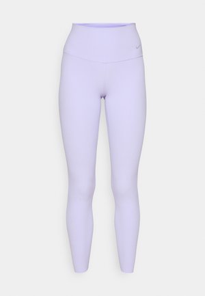 Lilla høyt liv bukser med en glatt, elastisk tekstur og en Nike-logo på linningen, designet for komfort og bevegelse.