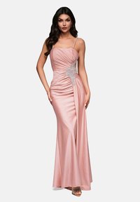 Abito da sera in satin rosa con un corpino aderente, design arricciato e dettaglio di perline in vita, con sottili spalline e gonna lunga fino a terra.