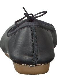 Černé kožené baleríny s kulatým podpatkem, šitým zadním švem, měkkým límcem, uvázanou mašlí a světlou hnědou gumovou podrážkou.