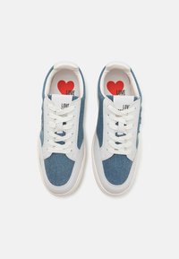 Jeansneakers med vita syntetiska detaljer; rund tå, snörningsdesign, med röd hjärtgrafik på innersulorna och texturerade tygdetaljer.